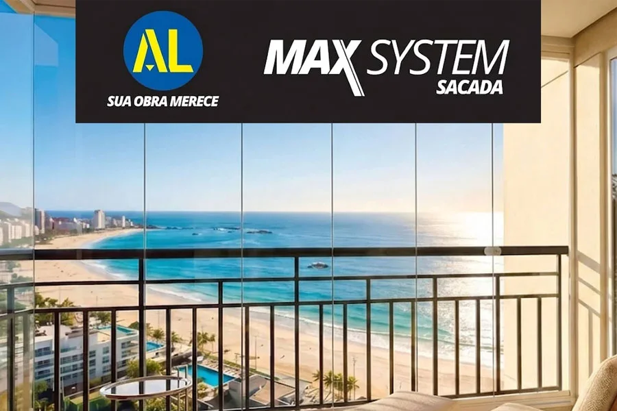 Fechamento de sacada em vidro retrátil Max System da AL Indústria em varanda de apartamento com vista para a praia.