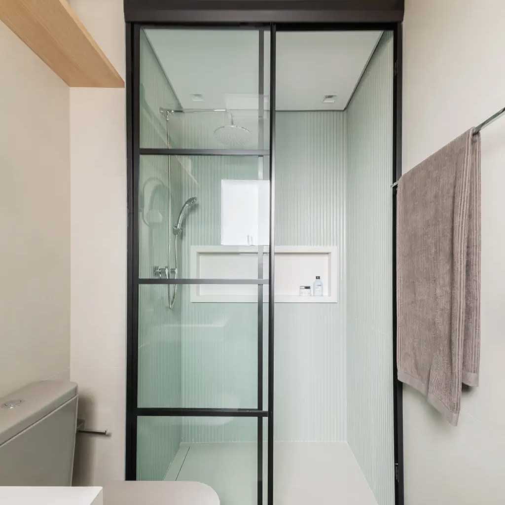 Boxes de banheiro até o teto são uma tendência moderna que cria a sensação de amplitude e oferece conforto térmico, mas exigem boa ventilação para evitar mofo.