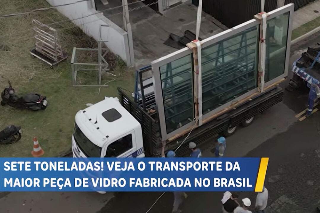Transporte do maior vidro do Brasil revela engenharia e logística de alta precisão