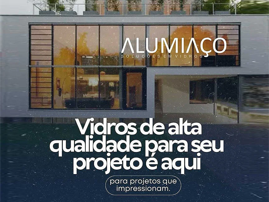 Fachada moderna de edifício espelhada com vidro de controle solar da Alumiaço Salvador, Grupo Marcolan em ambiente profissional e industrial.