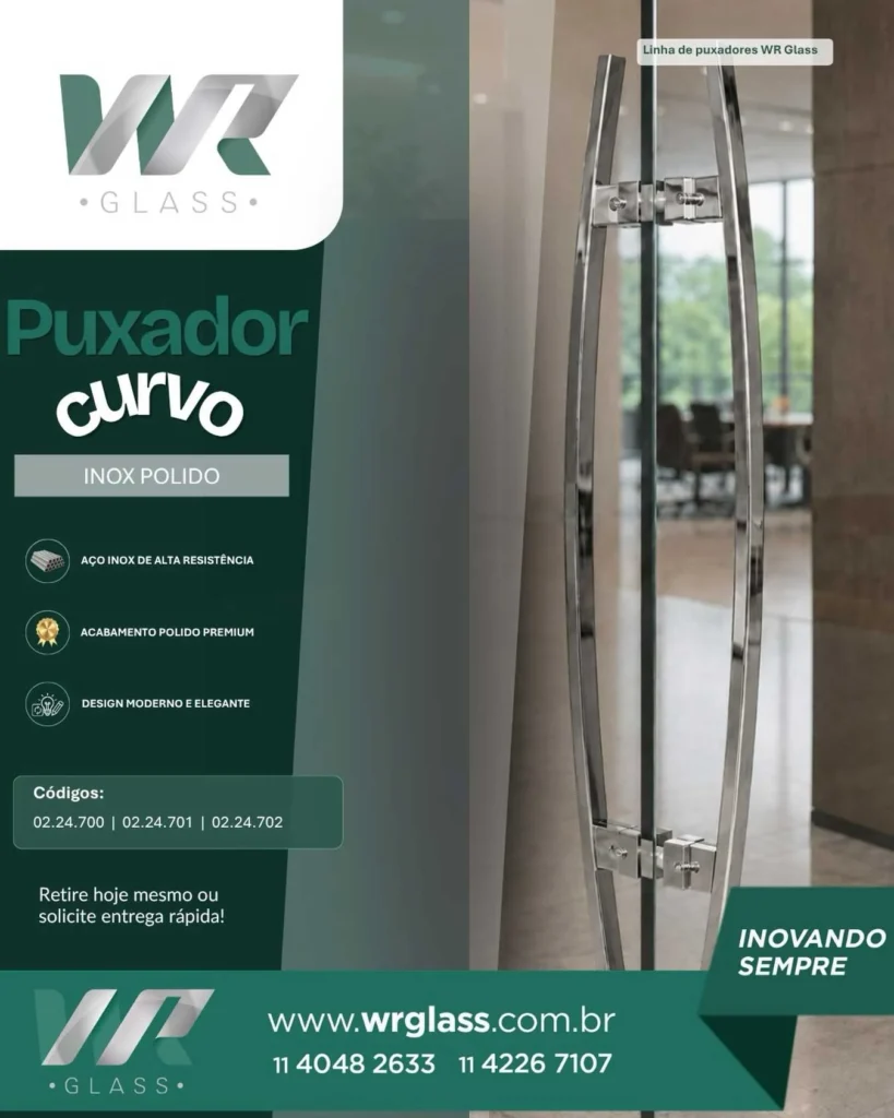 Uma fotografia fotorrealista e arquitetônica que apresenta uma visão frontal e centralizada de uma porta de vidro transparente com puxador curvo em inox polido localizada no corredor de um escritório moderno de alto padrão em São Paulo, Brasil.