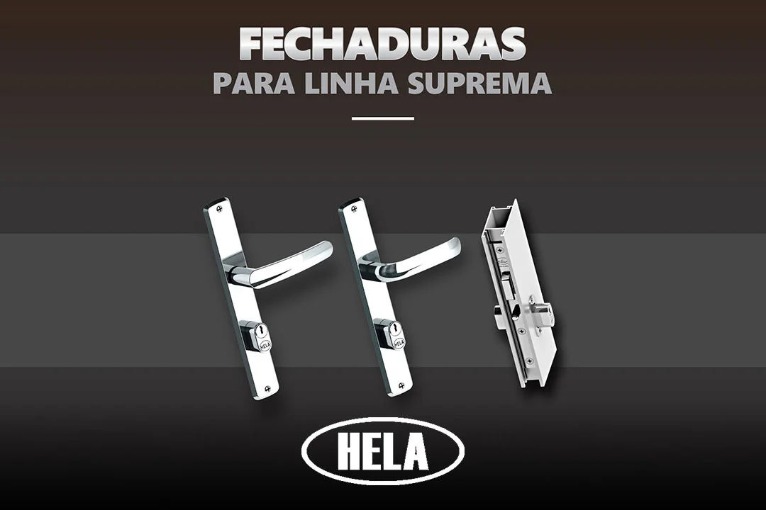 Exposição de fechaduras cromadas da HELA para a Linha Suprema. Mostra dois puxadores de porta de alavanca externos e um mecanismo de travamento interno com cilindro. Inclui o texto 'FECHADURAS PARA LINHA SUPREMA' e o logotipo da HELA.
