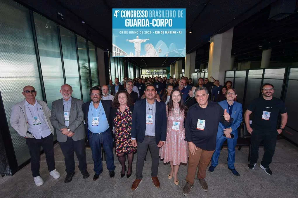 Foto geral dos participantes do 4º Congresso Brasileiro de Guarda-Corpo. No auditório do Edifício Touring Rio de Janeiro. Engenheiros e Arquitetos