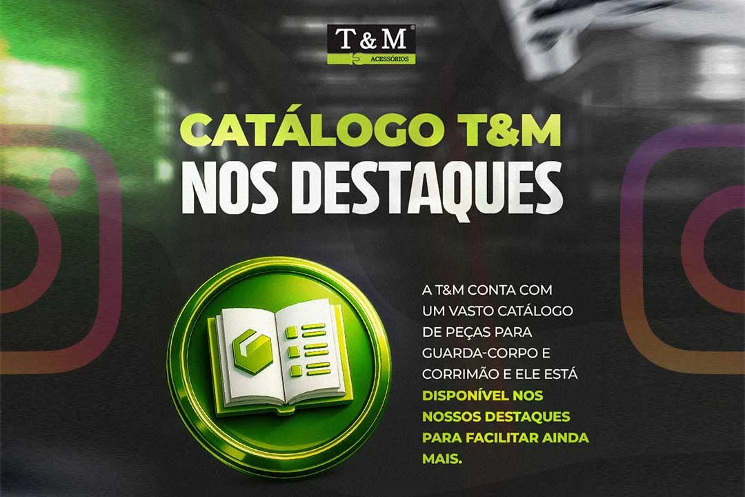 Banner digital com fundo escuro e detalhes em verde anunciando o "Catálogo T&M nos Destaques". No topo, a logomarca T&M Acessórios. No centro, um ícone circular verde com um catálogo aberto. Ao lado, o texto descritivo informa que a T&M possui um vasto catálogo de peças para guarda-corpo e corrimão, disponível nos destaques do Instagram. Elementos visuais do Instagram aparecem nas laterais de forma sutil.
