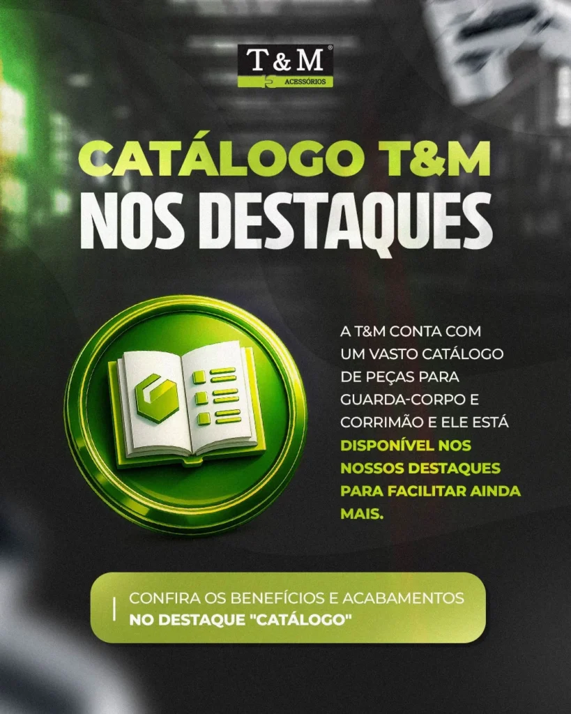 Imagem publicitária da T&M Acessórios com o texto "Catálogo T&M nos Destaques", informando sobre a disponibilidade do catálogo de peças para guarda-corpo e corrimão nos destaques do Instagram. Inclui ícone verde de catálogo aberto e elementos da identidade visual da marca.