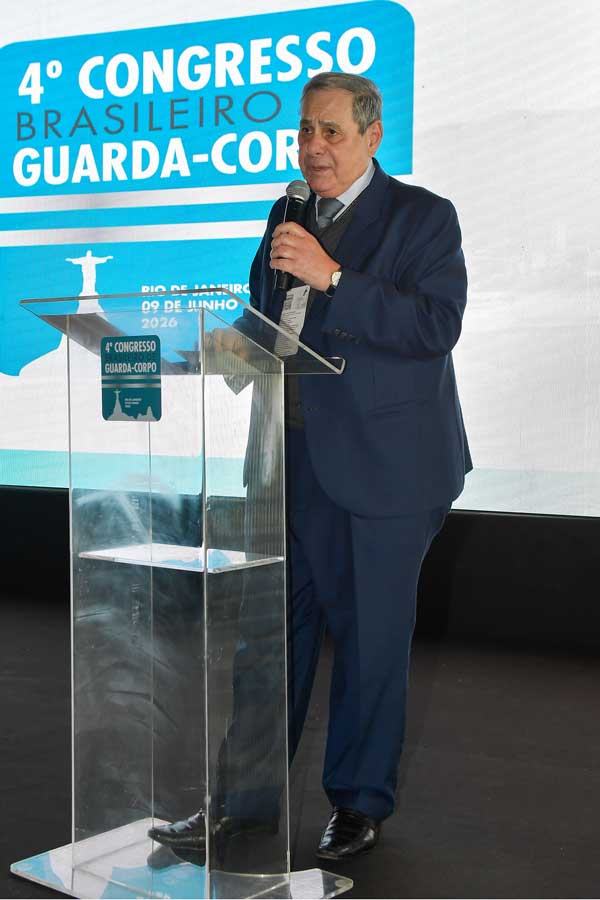 Presidente da ABNT, engenheiro Mário Willian Ésper, falando ao púlpito no microfone com painel do 4º Congresso Brasileiro de Guarda-Corpo