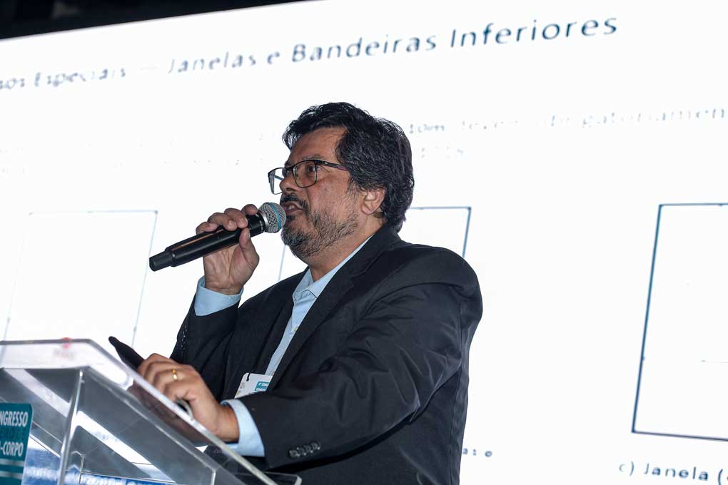 Abertura do congresso, o engenheiro Robson Campos, representante da ABRAESP, falando ao púlpito segurando um microfone palestrando sobre “As Normas e a Segurança Devem Ser Construídas Juntas"