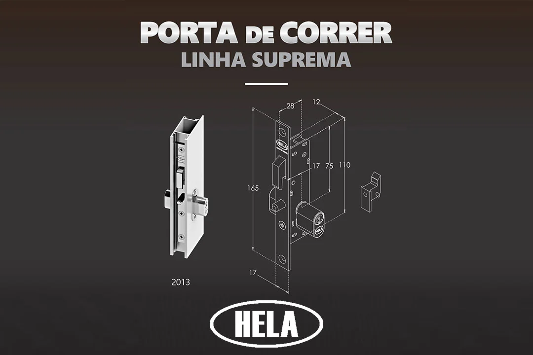 Desenho técnico e foto de instalação da fechadura HELA para porta de correr da Linha Suprema, modelo 2013. O gráfico exibe as dimensões e medidas detalhadas do mecanismo interno (165 mm de altura por 28 mm de largura) e o cilindro de chave em um fundo escuro com o logotipo da marca.