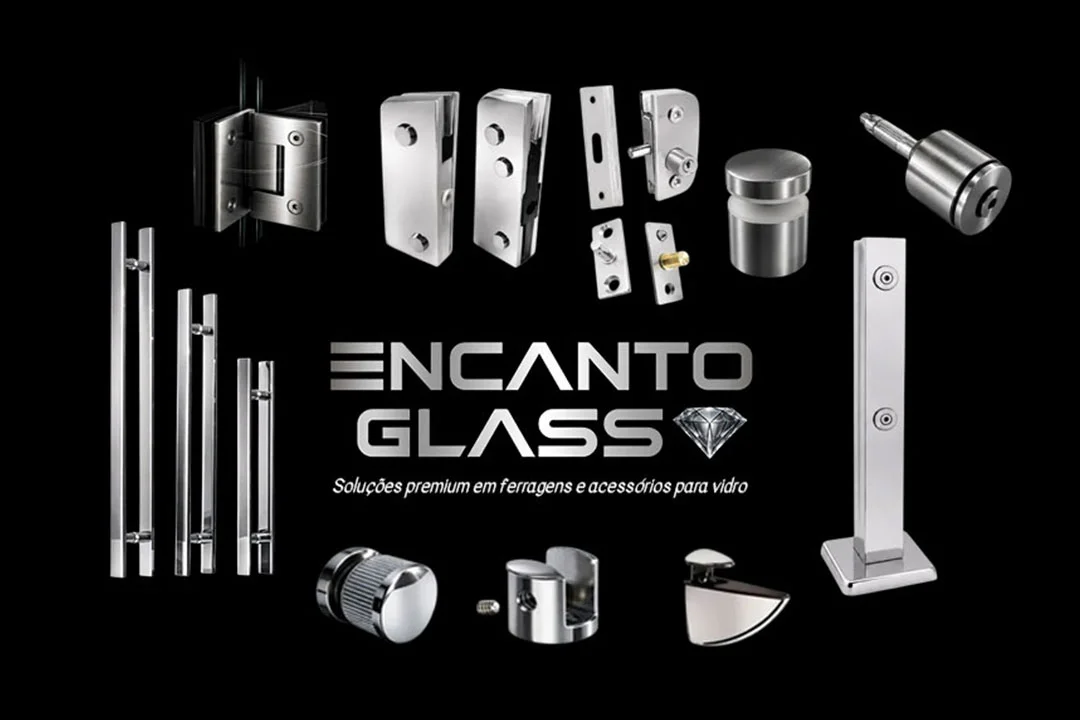 Uma colagem de ferragens e acessórios para vidro premium cromados da Encanto Glass em um fundo preto, mostrando puxadores, dobradiças, suportes e uma torre de guarda-corpo.