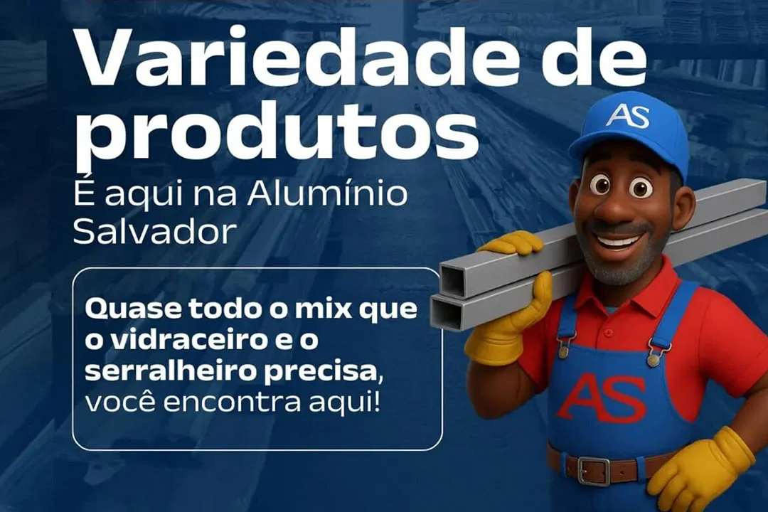 Mascote sorridente da Alumínio Salvador, vestido como serralheiro com uniforme e boné azuis e luvas amarelas, segurando barras de alumínio. O fundo é um estoque desfocado e um banner com o texto: "Variedade de produtos é aqui na Alumínio Salvador. Quase todo o mix que o vidraceiro e o serralheiro precisa, você encontra aqui!".