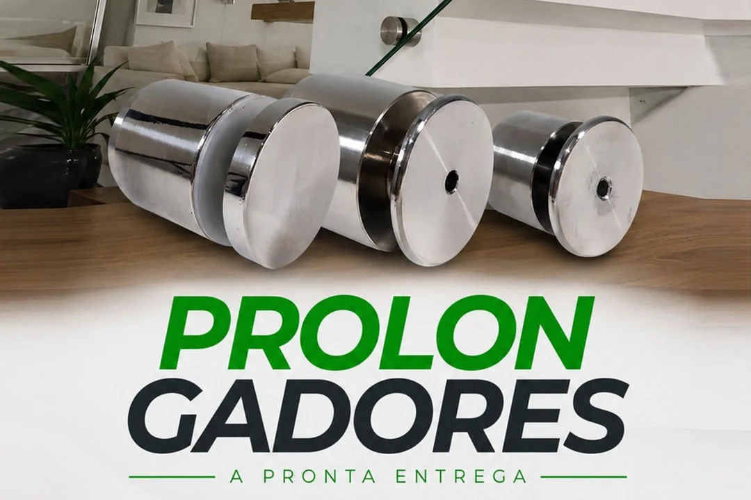 Três prolongadores de aço inox para vidro de tamanhos diferentes dispostos sobre uma mesa de madeira, com o texto promocional "Prolongadores a pronta entrega".
