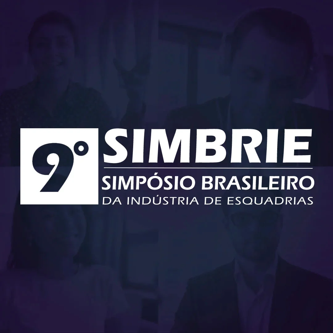 Logotipo oficial do 9º SIMBRIE – Simpósio Brasileiro da Indústria de Esquadrias, exibido em um bloco branco central sobre um fundo roxo escura com fotos desfocadas de quatro profissionais em uma videoconferência.