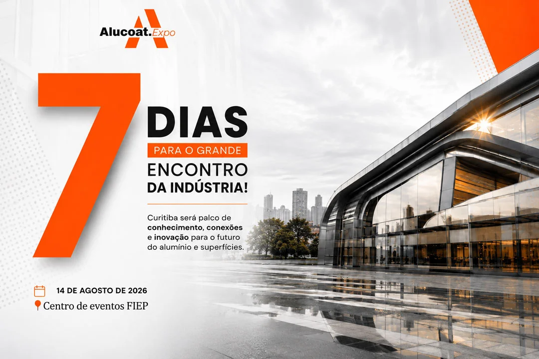 Banner promocional da ALUCOAT EXPO 2026 com contagem regressiva de 7 dias para o maior encontro da indústria do alumínio e superfícies no Brasil. A arte apresenta o logotipo da ALUCOAT EXPO, um grande número "7" em destaque na cor laranja e a chamada "7 dias para o grande encontro da indústria". Ao fundo, uma imagem panorâmica do Centro de Eventos FIEP, em Curitiba (PR), reforça o local do evento. O texto destaca que Curitiba será palco de conhecimento, conexões, inovação e oportunidades para o futuro do alumínio e das superfícies. Na parte inferior, aparecem a data 14 de agosto de 2026, o local Centro de Eventos FIEP e o convite para garantir a inscrição pela Sympla. A identidade visual utiliza as cores laranja, branco e preto, transmitindo modernidade, tecnologia e inovação para fabricantes, distribuidores, serralheiros, vidraceiros, arquitetos, engenheiros e profissionais da construção civil.