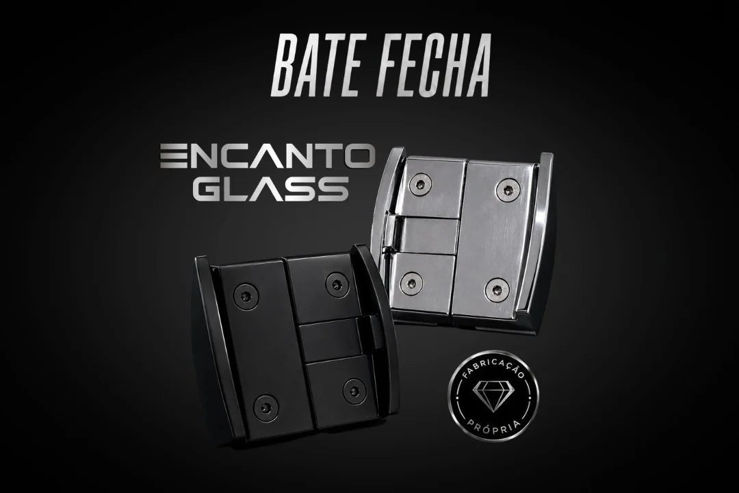 Fechos do tipo 'bate e fecha' para vidro da marca Encanto Glass, exibidos nas cores preta e cromada sobre fundo escuro. Há o logotipo da marca e um selo indicando 'Fabricação Própria'.