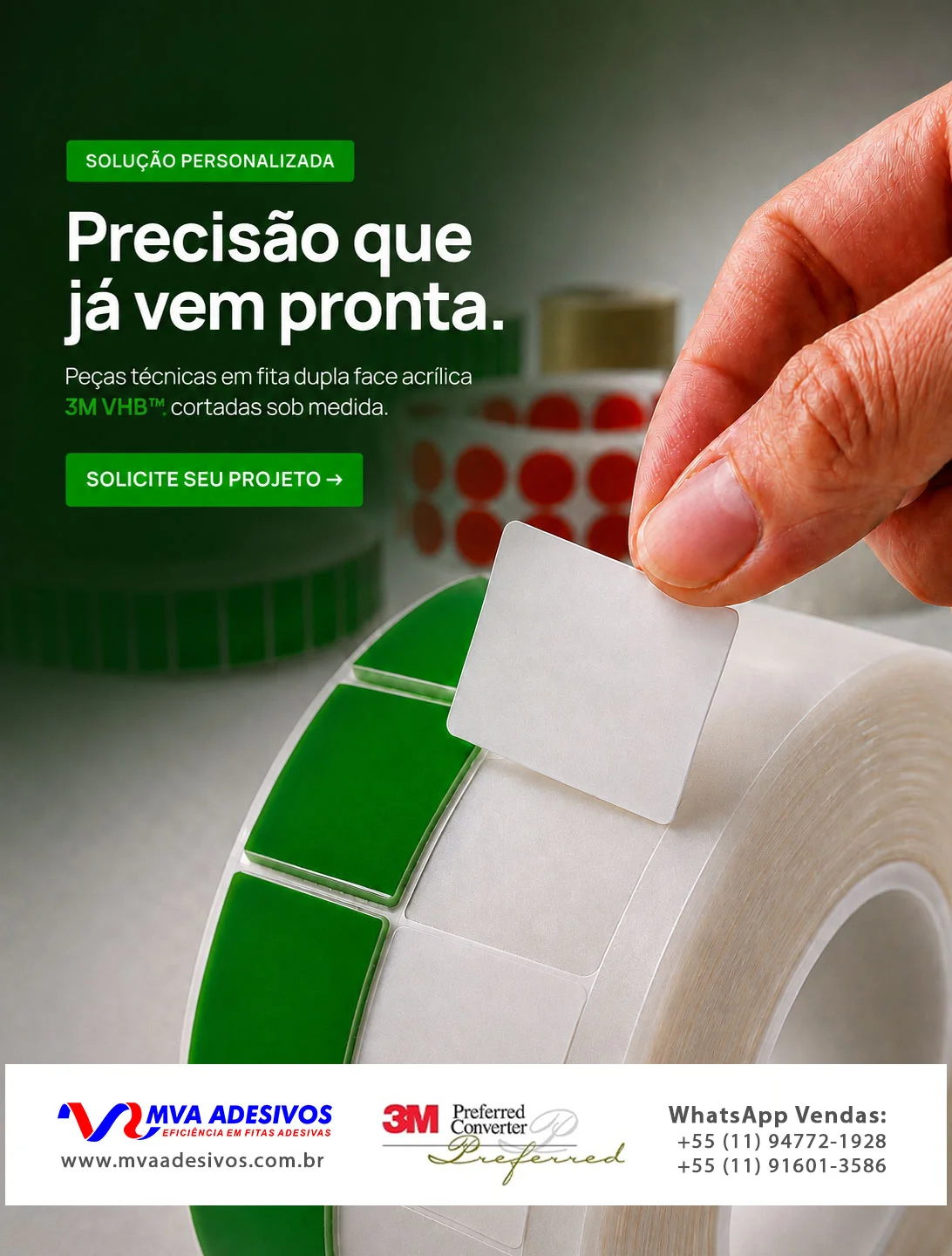Mão destacando peça técnica de fita dupla face acrílica 3M VHB™ picotada sob medida, com formatos personalizados para aplicações industriais.