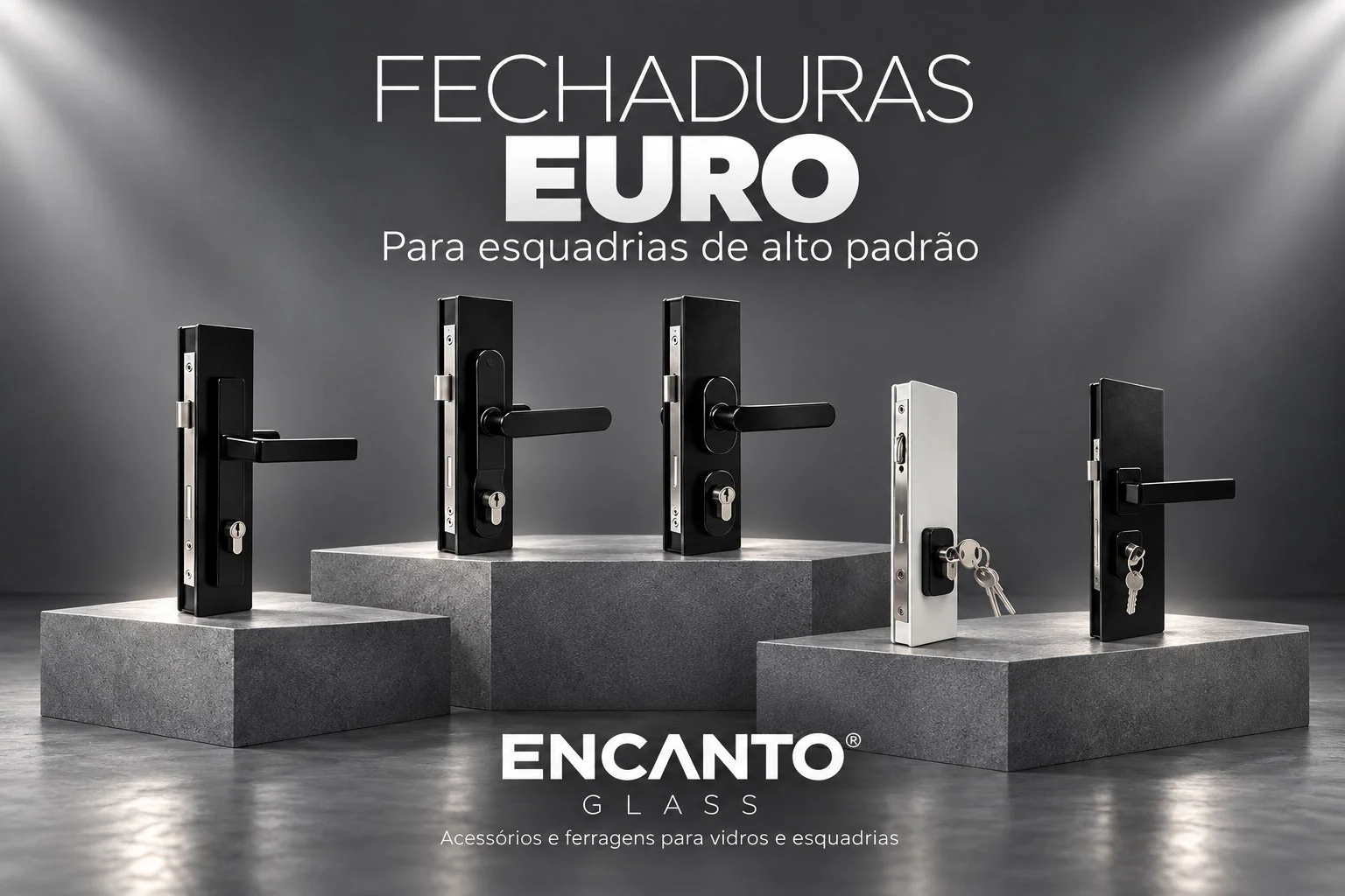 Um mostruário profissional de cinco fechaduras de alto padrão em diferentes acabamentos (preto e branco), dispostas em pedestais de concreto cinza. No topo, há o texto "FECHADURAS EURO Para esquadrias de alto padrão". Na parte inferior, o logotipo "ENCANTO GLASS Acessórios e ferragens para vidros e esquadrias