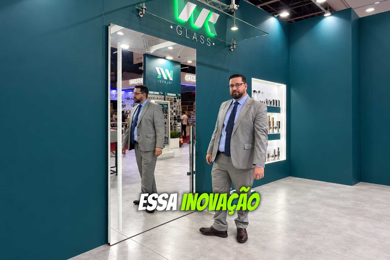 Representante da WR Glass ao lado de porta de vidro com sistema de trilho invisível em estande da marca.